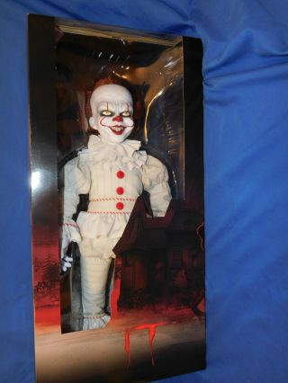 2017 Mezco Toyz It Pennywise The Clown 18 - Inch Mds Roto Plush Doll