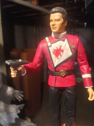 Diamond Select Toys Star Trek Ii: The Wrath Of Khan - Bloody Kirk Figure