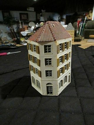 Pre - Built Vintage Ho Scale Model 4 Story Corner Apartment Building Germany