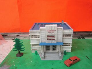 Plasticville Hs - 6 Hospital With Second Floor And Furniture O Gauge Trains