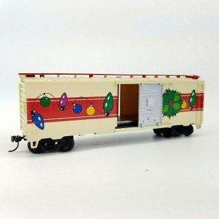 Bachmann Ho Scale Christmas Box Car With E - Z Mate Couplers And Track