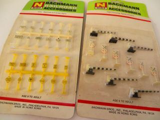 N Scale - Vintage - Bachmann Crossing Signals,  Gates,  & Street Signs -