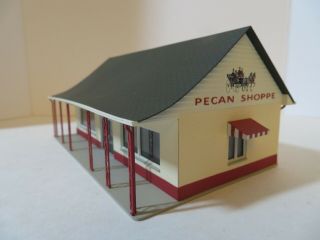 Unbranded Pecan Shoppe Building For Model Railroad Train Set Table Setup