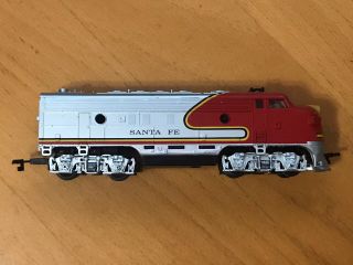 Lifelike Train - Santa Fe Locomotive 4015 - Ho Scale Red Silver