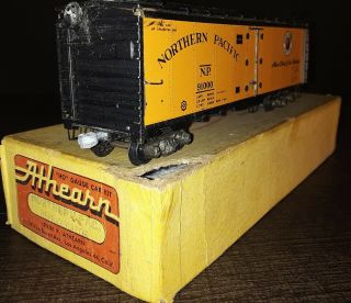 Vintage Athearn Northern Pacific Metal Boxcar 91000 Sprung Trucks Box