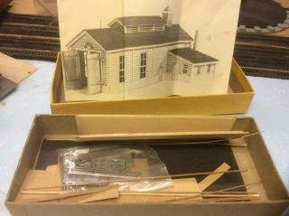Quality Craft Models N Scale Single Stall Engine House Nos Railroad Kit 206