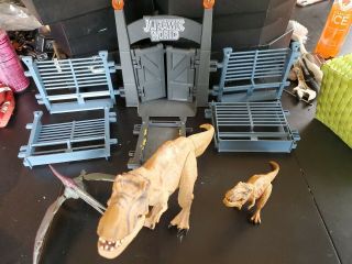 Jurassic Park World Tyrannosaurus Rex Lockdown Playset 2x T.  Rex,  Pterodactyl