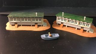 N Scale Barn Farm Yard Structures 2 Chicken Hen Coops And Man In Row Boat