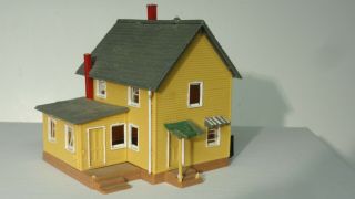 Ho Scale Plastic Building " 2 - Story Yellow House " 4.  5 " /4 " /4.  25 " As - Is Bin 30