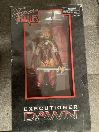 Femme Fatales Executioner Dawn - Diamond Select Toys - Linsner Statue