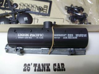 Ho Scale Train Kit – 26 Foot Tank Car – Union Pacific
