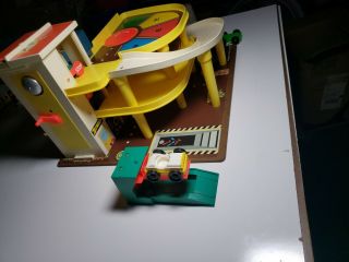 Vintage Fisher Price 930 Parking Ramp,  Little People Garage With 4 Cars/lift