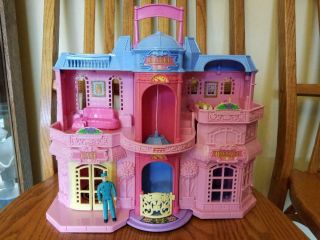 Fisher Price Sweet Streets Hotel / Doll House,  Consierge Desk,  Sofa,  2 Blankets