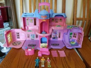 Fisher Price Sweet Streets Hotel / Doll House,  Consierge Desk,  Sofa,  2 Blankets 3