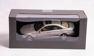 1:18 Autoart B66962331 Mercedes - Benz S - Class S500 W221 Grey - 2005