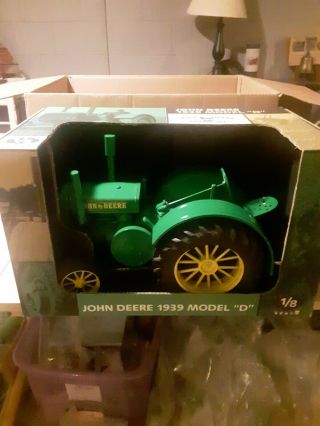John Deere - 1939 Model D Tractor - Ertl - (1/8) Scale - Nib