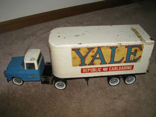Tru - Scale Yale Tractor Trailer.  International Harvester.