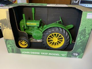 John Deere 1939 Model D Tractor - Ertl - (1/8) Scale Nib