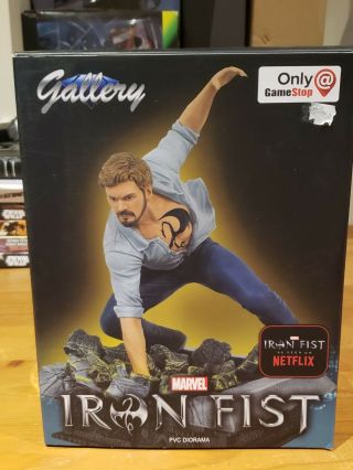 Diamond Select Gallery Statue Iron Fist As Seen On Netflix Pvc Statue