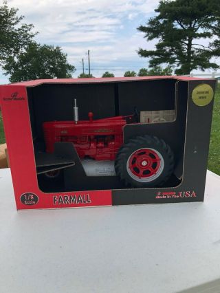 Farmall 400 Narrow Front 1:8 Scale Signature Series.  Never Been Out Of Box.