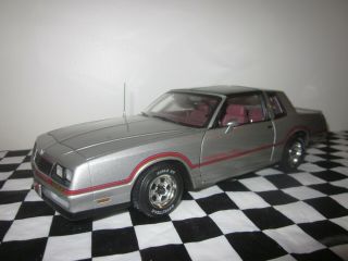 Auto World Ertl American Muscle 1/18 Scale 1985 Chevrolet Monte Carlo Ss Sil/red