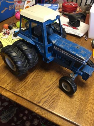 Large Scale Ford Model 9700 Ertl Usa Diecast Farm Tractor With Dual Wheels