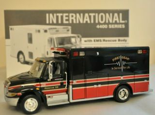First Gear Collectible International 4400 Series With Ems/rescue Body 1:34 Scale
