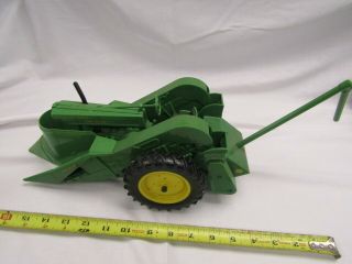 Ertl John Deere Model 60 With 227 Picker - Sheller Toy Farm Tractor 1:16 Harvester