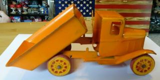 Vintage Wyandotte Press Steel Truck with wooden wheels,  spring loaded bed.  U.  S.  A 3