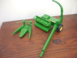 Ertl 1/16 John Deere 3950 Forage Harvester With Corn And Hay Headers For Tractor