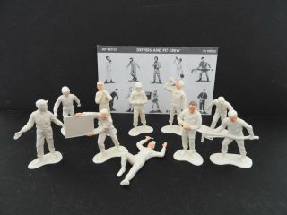 1/32 Drivers And Pit Crew Set By Monogram -