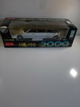 Sun Star Millennium Edition 1:18 Die Cast 2000 Lincoln Town Car Limo W/stands