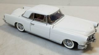 Signature Series 1956 Lincoln Continental Mark Ii 1:18 Scale Diecast White