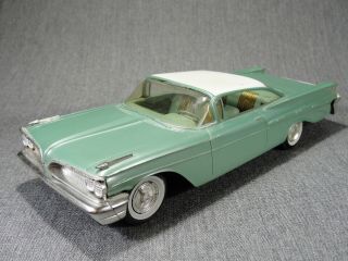 1/25 Scale Vintage 1959 Pontiac Bonneville Promo Model Car Green