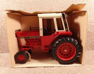 Ertl 1/16 Scale Diecast International 1586 Tractor With Cab Wide Front 463