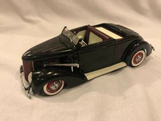 Danbury 1936 Ford Deluxe Hot Rod Convertible 1:24 Diecast