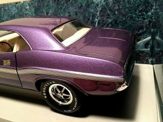1/18 scale 1970 Dodge CHALLENGER R/T HEMI - 426 Coupe - plum crazy purple ext/white 3