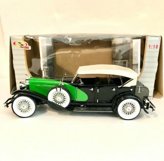 1934 Duesenberg Model J Black/green 1:18 Diecast Model By Signature Models 18110