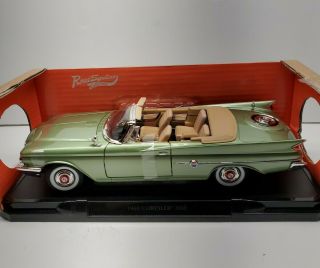 Road Signature 1960 Chrysler 300f Green 1/18 Diecast Car Model By Road Signature