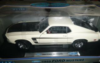 Welly 1/18 1969 Ford Mustang Boss 302 White Diecast 1521w
