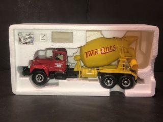 First Gear 1/34 Twin Cities R - Model Mack Cement Mixer Truck