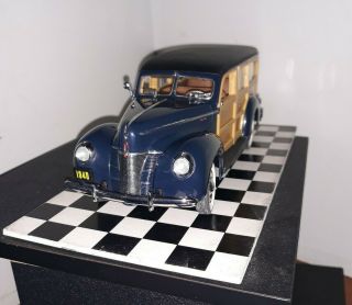 Danbury 1940 Ford Deluxe Station Wagon 1:24 Scale