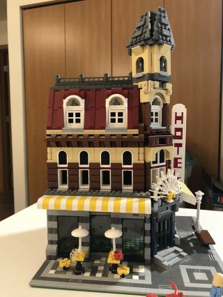 LEGO 10182 Cafe Corner Hotel 3