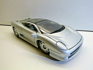 Maisto 1:24 Scale Die - Cast Model Jaguar Xj220 - Silver