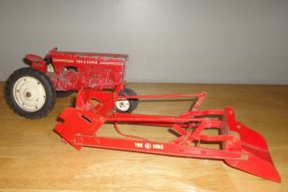 Vintage Tru - Scale Red Crop Tractor With Front End Loader Shovel