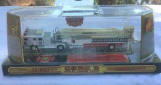 Code 3 Collectibles Fire Truck 1/64 Scale Washington Dc Truck 17 Seagrave 12659