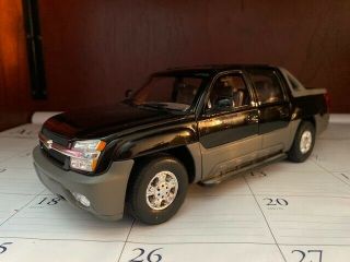 Welly 1/18 Chevrolet Avalanche Truck (black)