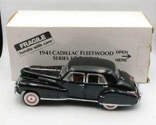 1:24 Danbury 1941 Cadillac Fleetwood Series 60 Special In Black Read Me