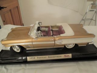 1958 Pontiac Bonneville Convertible 1/18 Die - Cast Model - Road Signature