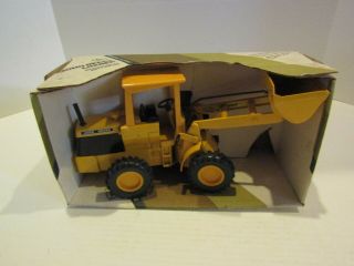 Ertl Farm Construction Toy 1:16 Scale John Deere Loader Bucket Truck Yellow
